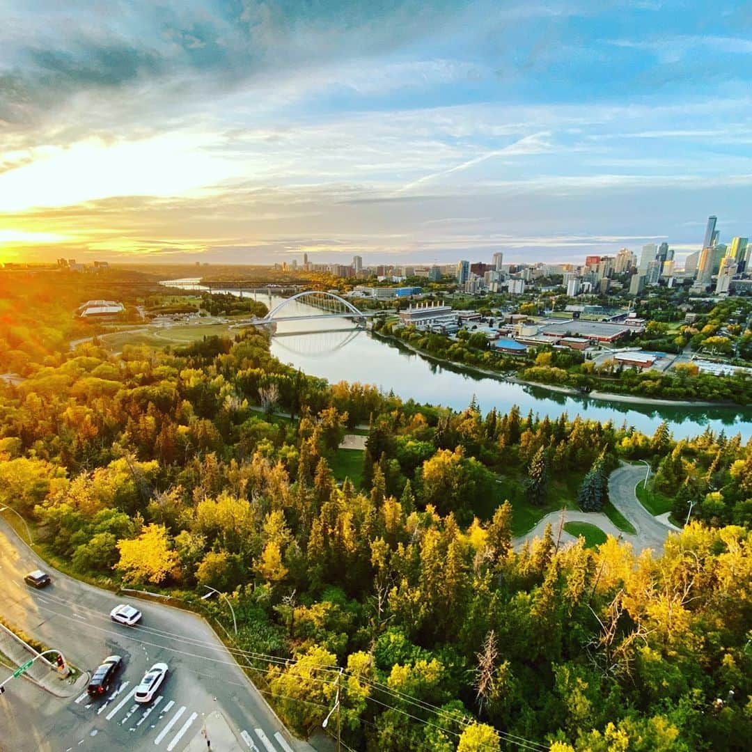 ヴォーン・チピアーのインスタグラム：「Hey Edmonton... fall doesn’t look too bad on you. #yeg #viewsfromabove #fallisintheair #byesummer」