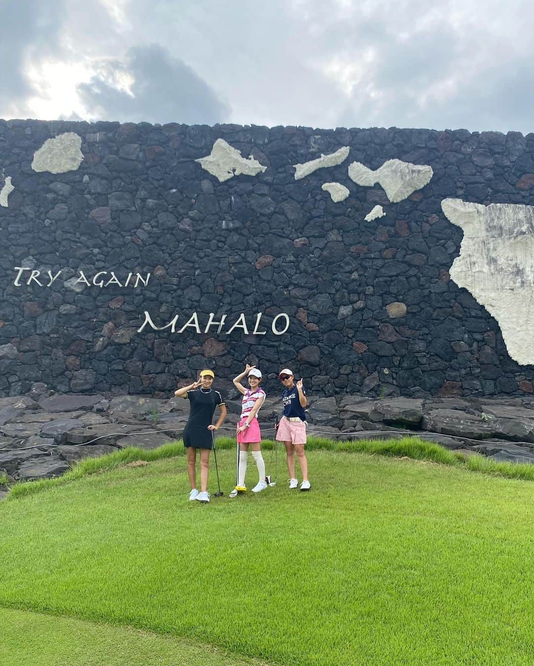 にゃんさんゴルフさんのインスタグラム写真 - (にゃんさんゴルフInstagram)「8月に行ってきた 吉井カントリークラブ🌺🏌️‍♀️ #時差投稿 🤣w  ハワイみたいで溶岩たくさんでかわいいー😻  カメさんもクジラさんもいたよ😻  ハートのグリーンも😻  1日20組限定、スタートは12分間隔なの💕  ランチも美味しいしとっても 綺麗なゴルフ場だった😻 またいきたい🙆‍♀️  でも1番はハワイいきたい｡ﾟ(ﾟ´Д｀ﾟ)ﾟ｡  #ハワイいきたい#アメリカいきたい #mahalo#hawaii#Hawaiitrip#aloha#tryagain#ycc#golf」10月1日 2時36分 - miiiii0228