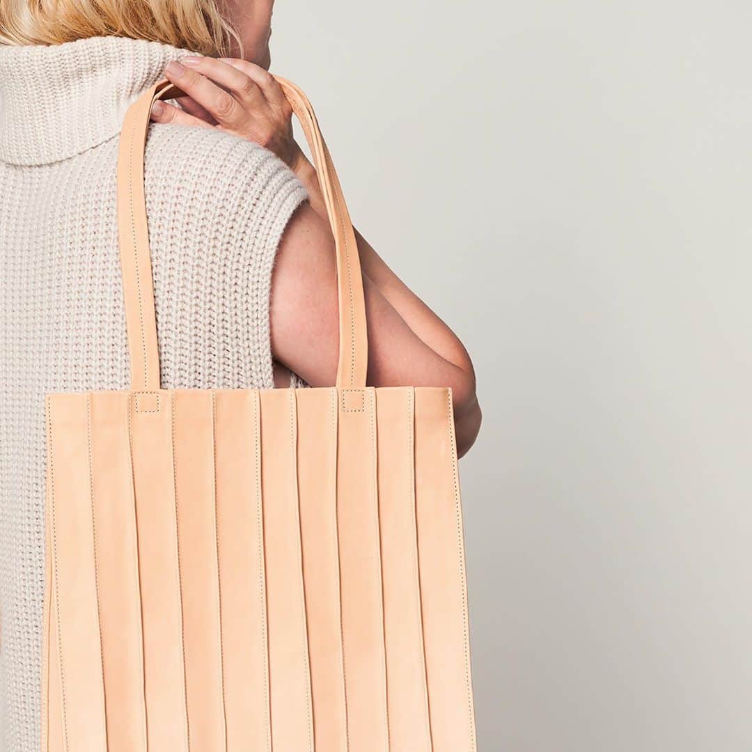 ブリーのインスタグラム：「May we introduce? Our new Simply Cording! We've added a handcrafted, elaborate tucker finish to the popular BREE classic. Nevertheless, the bag convinces with its clear design language and is a must-have for this fall. - - - Special thanks to: @marvin_kampermann  @yilmazaktepestyle @williamgiovanni  @sony   #breesince1970 #madetomakeadifference #autumnwinter2020 #handbags #purequality #purefashion #sustainablefashion」