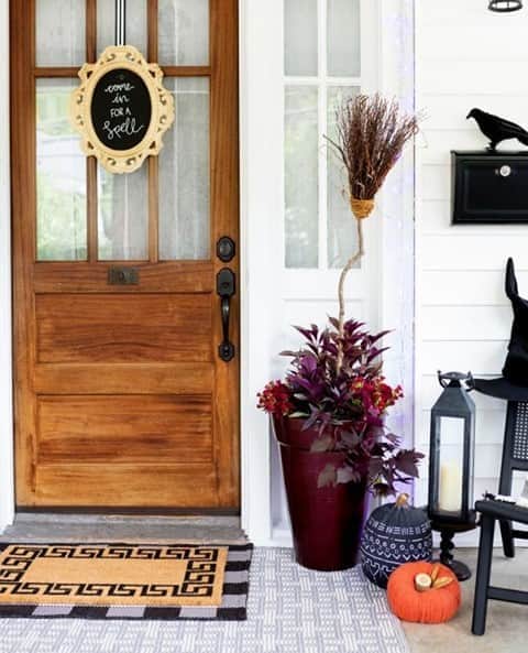 HGTVさんのインスタグラム写真 - (HGTVInstagram)「Give your front door a welcoming (or not-so-welcoming) Halloween touch with one of our easy-to-craft wreaths and door decorating projects. 👻 We have 50 creep-tastic DIY Halloween wreaths and door decor for your to choose from at the link in our profile. 🔝 We love this witchy and welcoming front porch. 🧙‍♀️ How are you decorating for Halloween this year? 🎃⁠ ⁠ #HowToHalloween #halloween #halloweenwreath #knockknock #boosthere #spookyszn #DIYhalloween」10月1日 3時02分 - hgtv