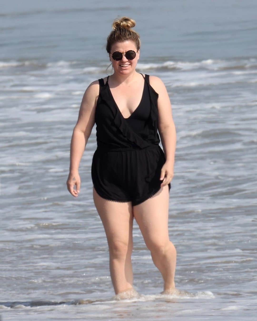 Just Jaredさんのインスタグラム写真 - (Just JaredInstagram)「@kellyclarkson enjoys a weekend getaway with her friends at the beach in LA. #kellyclarkson  Photos: Backgrid」10月1日 3時02分 - justjared