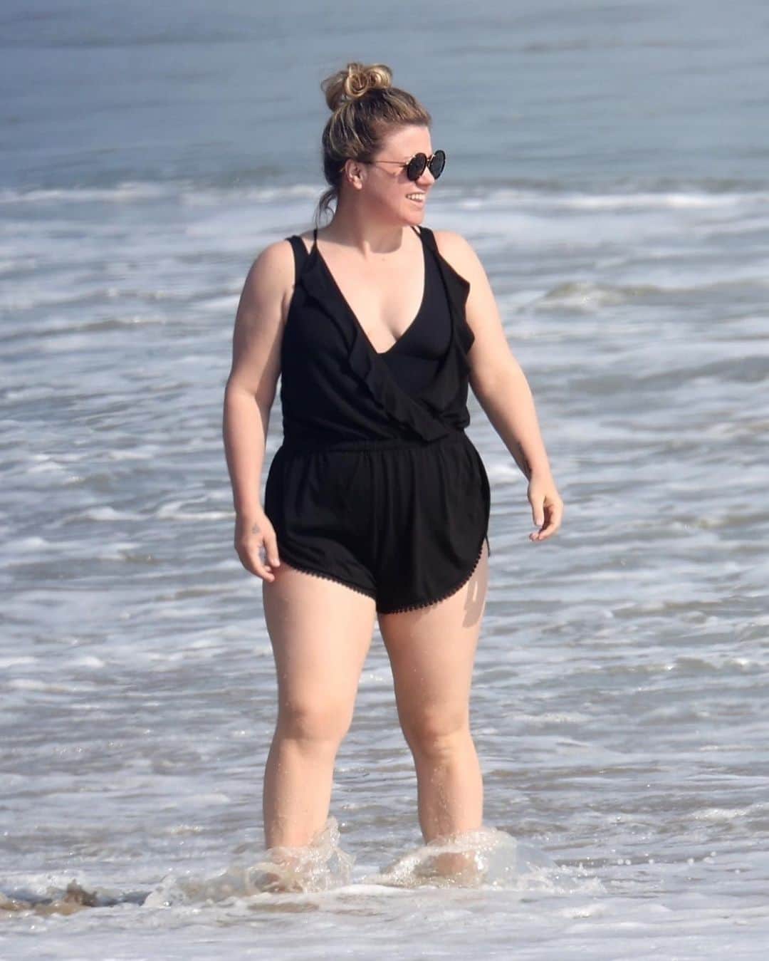 Just Jaredさんのインスタグラム写真 - (Just JaredInstagram)「@kellyclarkson enjoys a weekend getaway with her friends at the beach in LA. #kellyclarkson  Photos: Backgrid」10月1日 3時02分 - justjared