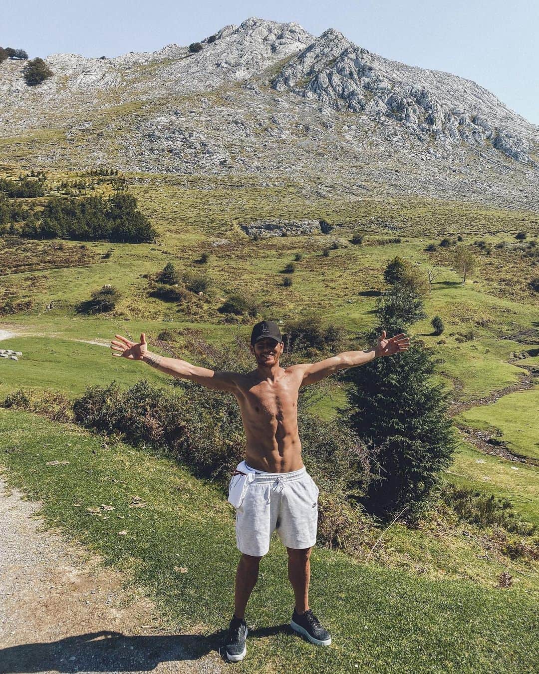 イバイ・ゴメスのインスタグラム：「6 semanas ✅  Seguimos con la puesta a punto. Hoy, en un lugar privilegiado. ⛰  Me gustaría decir eso de: “Preparado para mañana”, pero de momento me tocará seguir animando desde fuera 💪🏼 El hueso sigue soldando y cada día con mejores sensaciones.👣  ¡Qué suerte tenemos de vivir donde vivimos!❤️」
