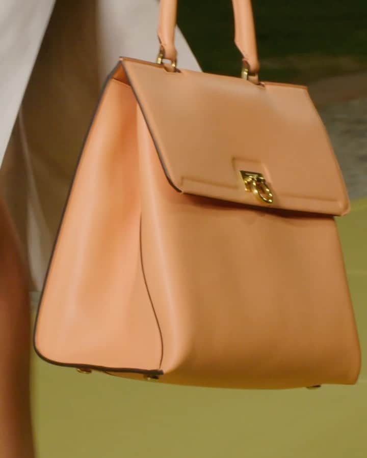 サルヴァトーレ・フェラガモのインスタグラム：「Collection highlights from the Salvatore Ferragamo Spring/Summer 2021 show, mark a sophisticated simplicity of construction that runs through the passages of bags and accessories. Standout pieces include an updated Trifolio Bag with a top-handle rendered in a technicolour palette of the season. #FerragamoSS21」