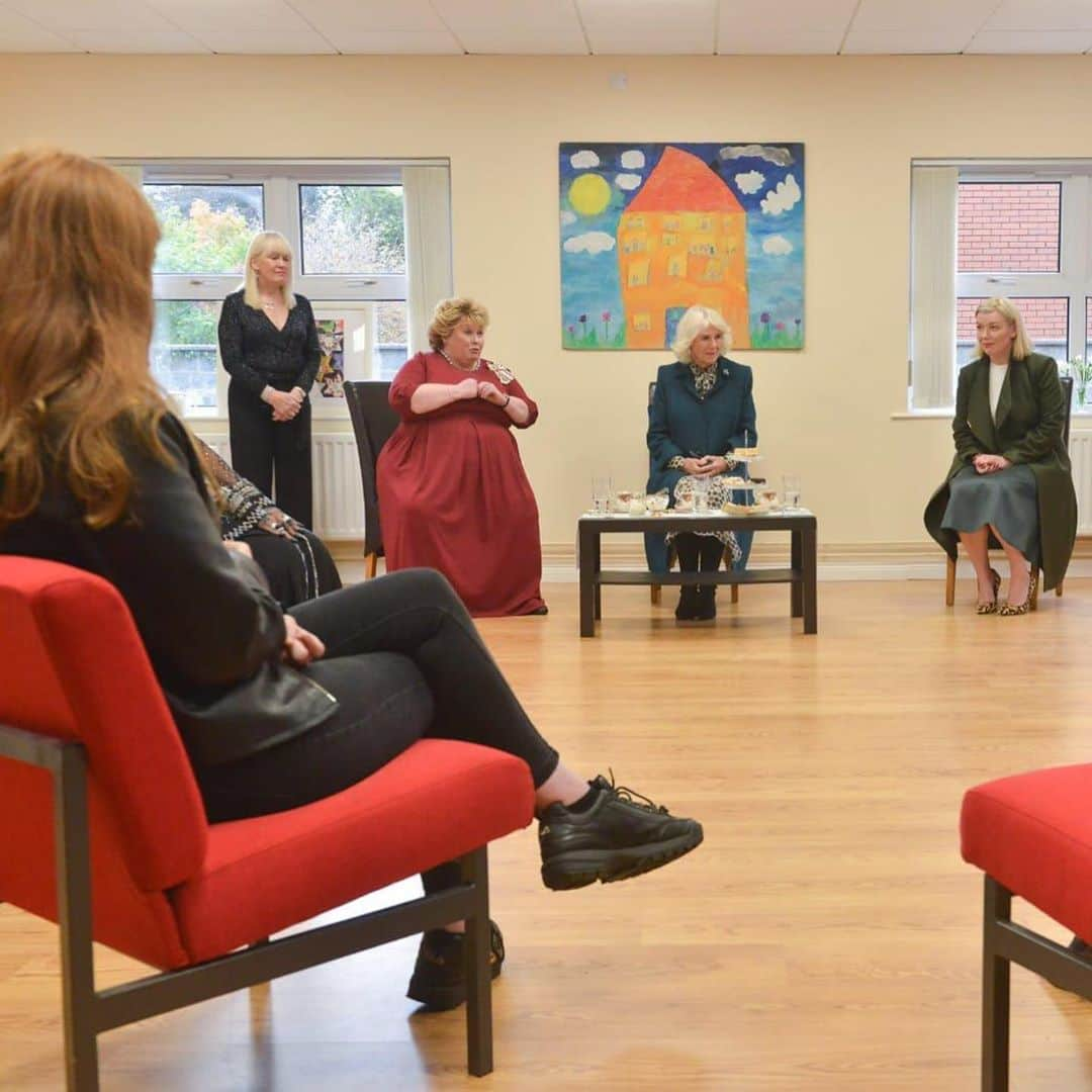 クラレンス邸さんのインスタグラム写真 - (クラレンス邸Instagram)「During a visit to the Belfast and Lisburn Women’s Aid Head Office today, The Duchess met women who have been supported by the charity. In common with the rest of the UK, domestic violence has increased in Northern Ireland during the pandemic.  Charity @belfastwomensaid provides confidential support, information and emergency accommodation for women and children affected by domestic violence. Women are free to stay in a refuge as long as they feel they need to. Their children are offered one-to-one support and guidance.   Meanwhile in Co. Antrim, The Prince of Wales visited @hendersonfoodservice, who have been distributing food and grocery-related products for over 100 years.  During the pandemic, it’s staff worked to meet unprecedented demand to keep supermarket shelves stocked. The company have also taken part in a number of voluntary projects with five Belfast food banks and helped to provide meals to hospital staff in the Republic.」10月1日 3時00分 - clarencehouse