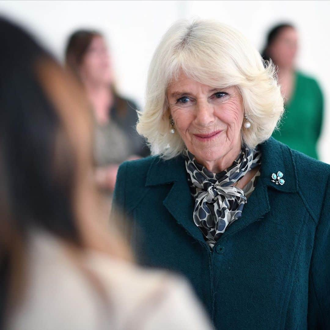 クラレンス邸さんのインスタグラム写真 - (クラレンス邸Instagram)「During a visit to the Belfast and Lisburn Women’s Aid Head Office today, The Duchess met women who have been supported by the charity. In common with the rest of the UK, domestic violence has increased in Northern Ireland during the pandemic.  Charity @belfastwomensaid provides confidential support, information and emergency accommodation for women and children affected by domestic violence. Women are free to stay in a refuge as long as they feel they need to. Their children are offered one-to-one support and guidance.   Meanwhile in Co. Antrim, The Prince of Wales visited @hendersonfoodservice, who have been distributing food and grocery-related products for over 100 years.  During the pandemic, it’s staff worked to meet unprecedented demand to keep supermarket shelves stocked. The company have also taken part in a number of voluntary projects with five Belfast food banks and helped to provide meals to hospital staff in the Republic.」10月1日 3時00分 - clarencehouse