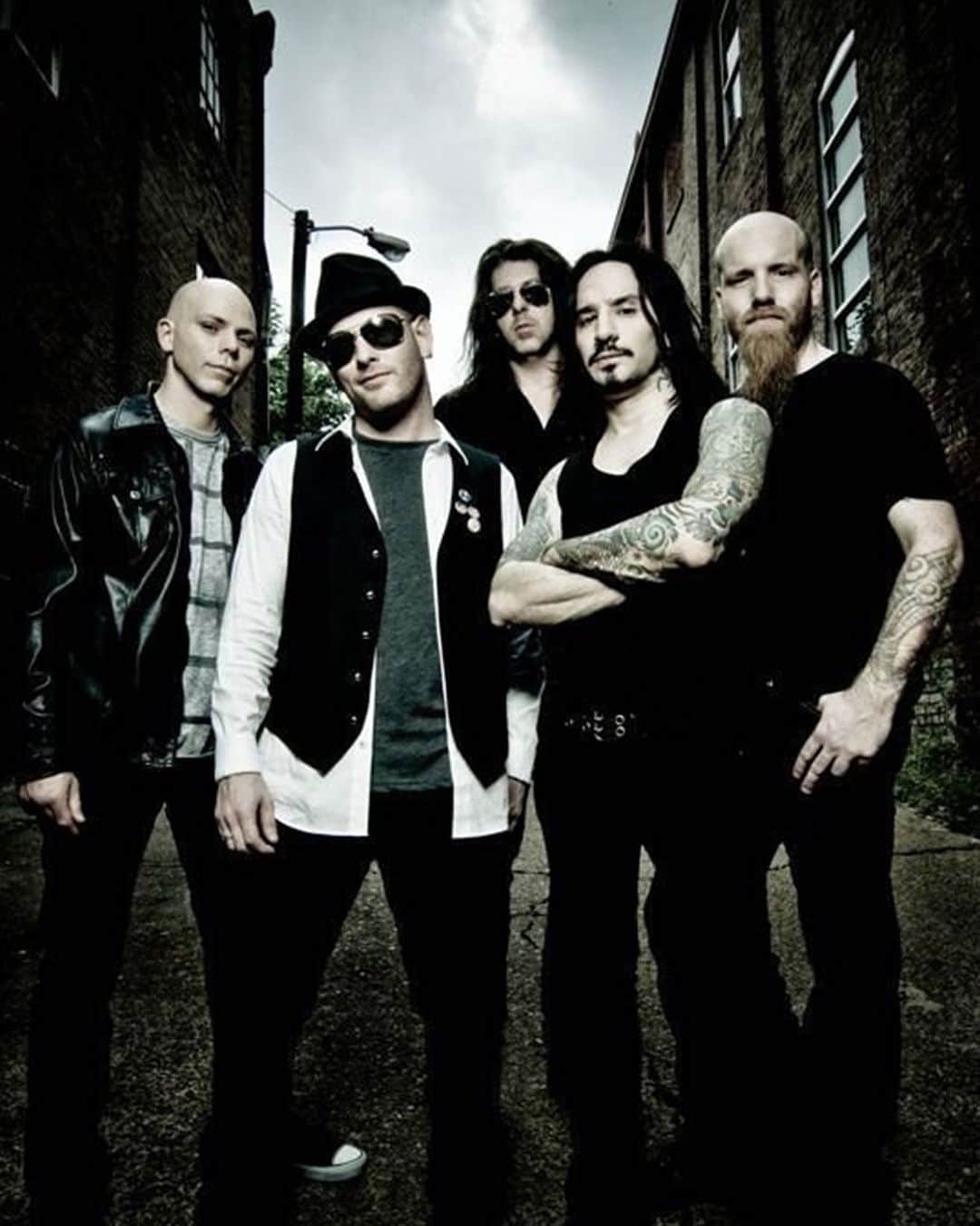 Stone Sourのインスタグラム：「In ONE hour we’ll be closing off the celebration of 10 Years of Audio Secrecy, by streaming the documentary film “The Making of Audio Secrecy”. The film features footage of the band in-studio, and an in-depth look into how the record came together. Tune-in at 12pm LA • 3pm NY • 8pm UK • 9pm EU at youtube.com/stonesour.   Today is also the final day you can get your hands on our Audio Secrecy Tracklist tee. A few lucky fans who pick it up may end up with a signed booklet or ledger signed by all members from that record. Grab yours at store.stonesour.com (link in bio)」