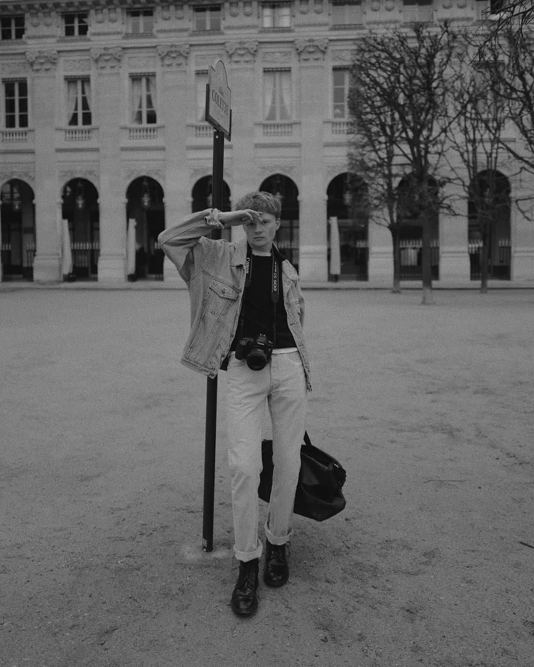 エレオノーラ・カリシのインスタグラム：「We were in Paris, it was raining as always but our souls were extremely light, our worries totally non-existent and the desire to be together creating something was as strong as our way of being. One of my favorite photos taken of Simon last year in the streets of Paris.」