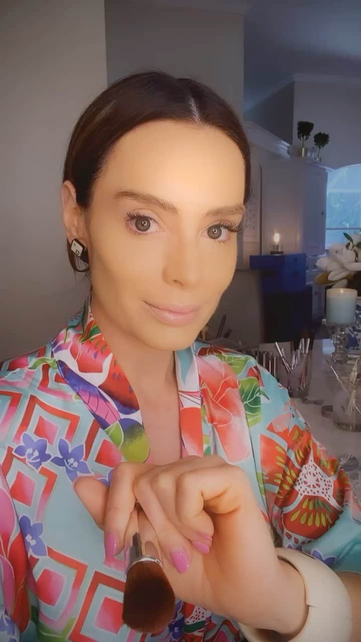 アンナ・ハウスのインスタグラム：「3 Glam Looks @cargocosmetics 🦋🦋🦋🦋」