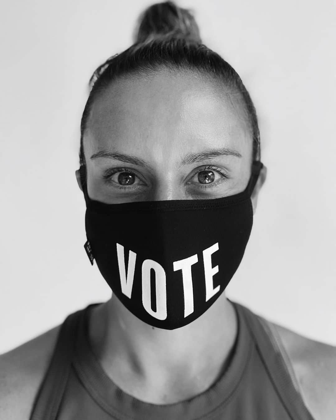 アリ・クリーガーのインスタグラム：「We are in desperate need of compassion, composure and competent leadership. Leadership means rising to meet the nation’s challenges, not making them worse. Joe Biden and Kamala Harris are the leaders we need who will seek to unite and not divide, and who will step up—not back down—from a fight over what’s right. They will rebuild our country and move it forward towards becoming a more just and equal place for future generations to come.   Voting is one of the most impactful things you can do not only for yourself but also for your community! We have the choice of what America we want to live in and be proud of!  Go register to vote by October 5th and let’s fight to build a better Home, together! To all of my lovely Florida peeps, I need y’all to show up and show out!💪🏽🌈🗳」