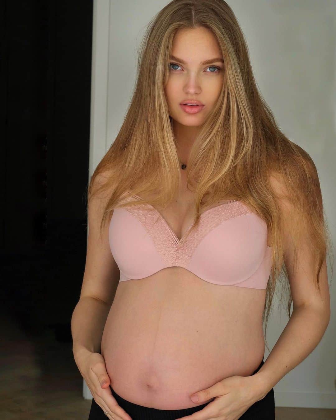ロミー・ストリドのインスタグラム：「Little bump update - 30 weeks 💕」