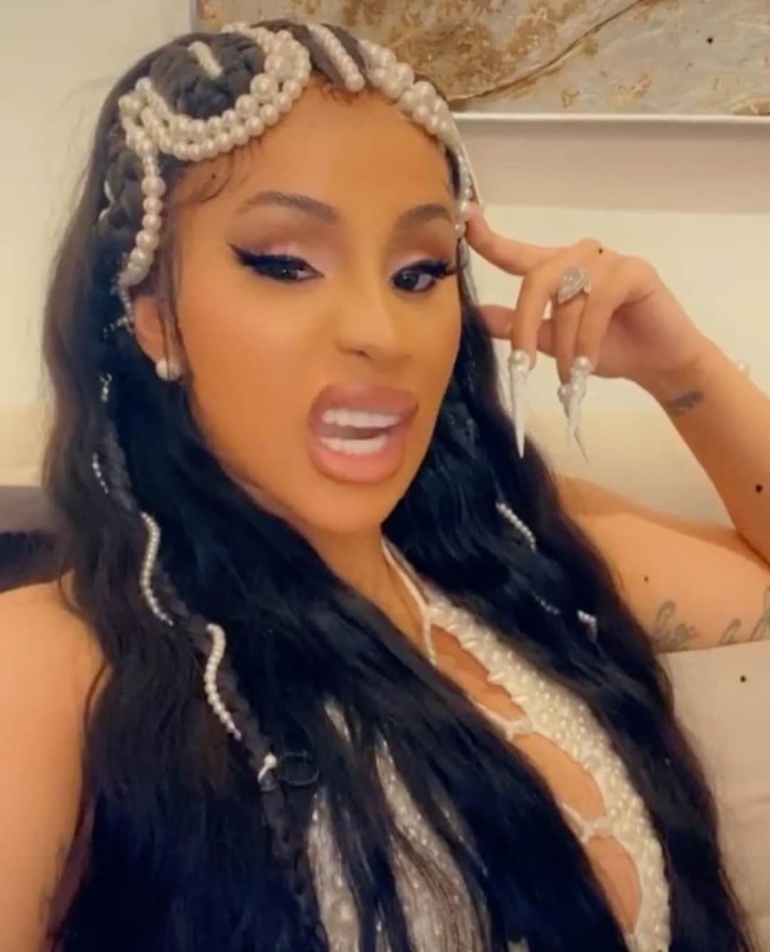 Nylon Magazineさんのインスタグラム写真 - (Nylon MagazineInstagram)「#CardiB was straight up YELLING at her TV during last night’s debate (same) and the videos are required viewing. Link in bio for all her incredible commentary.」10月1日 3時31分 - nylonmag