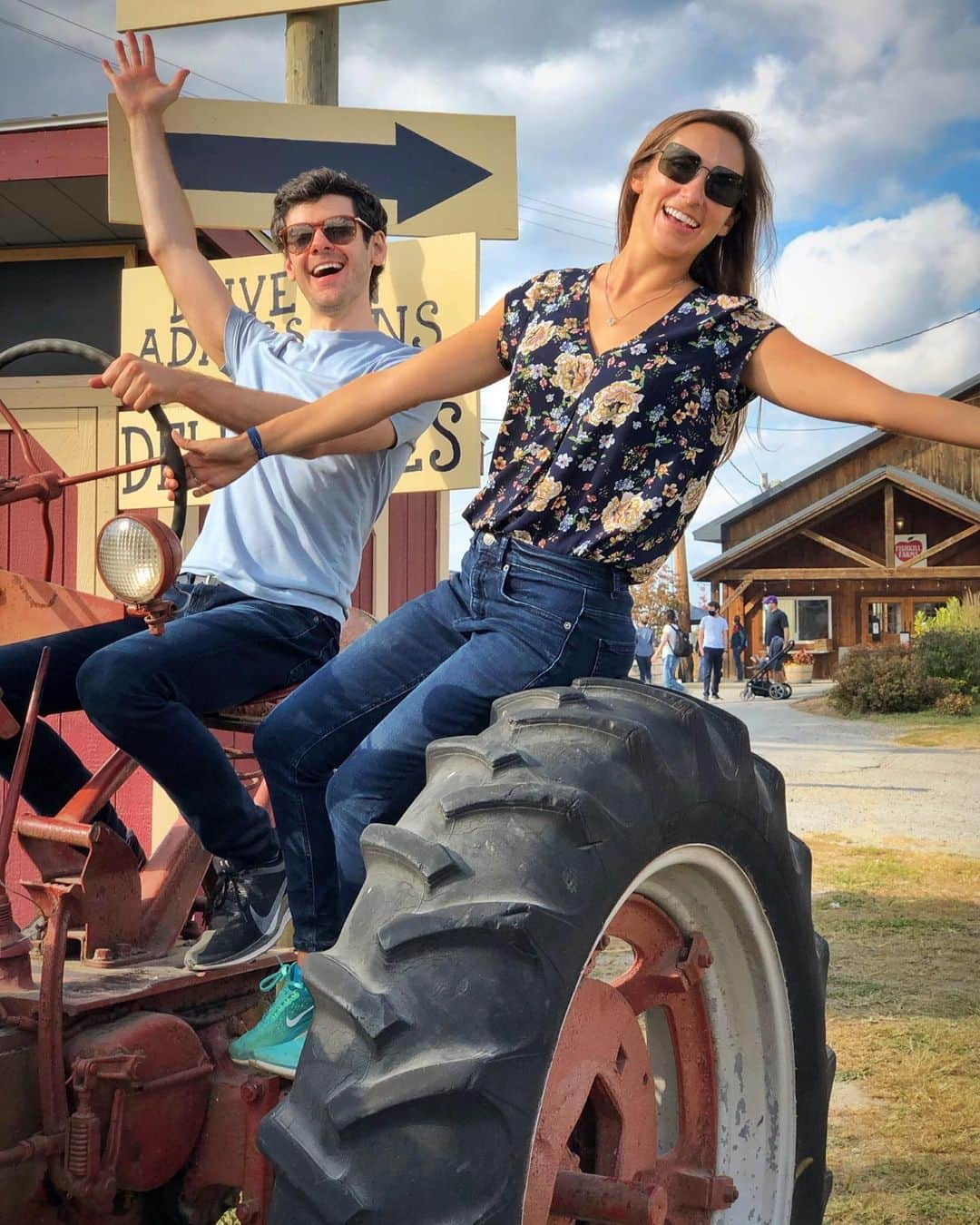 ブレンダン・ロビンソンのインスタグラム：「Whaddaya think?! Would we look good on a farm?! 👩🏻‍🌾🧑🏻‍🌾  . . . #farm #adventure #autumn #harvest #pumpkinpatch #couple #fun #cute」