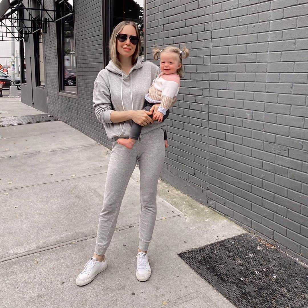 Helena Glazer Hodneのインスタグラム：「2020: the year that everyone lived in comfy pants. Yesterday, I attempted to put on a pair of jeans on Nate and he looked at me and laughed and practically said 'ha, yea right mom😏.” My children's closet consists of every color of comfortable @hm pants. Full outfits are from @hm. #hmxme #HMLeague #ad」
