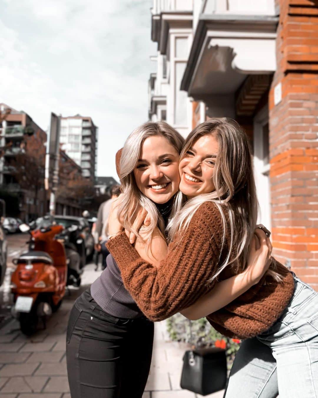 のインスタグラム：「We went from: “so you are The Julia/Niki, I heard so much about you”, to: hugs, poses and laughing leg kicks. Not upset about this evolvement, not upset at all #canadian #dutchie #girlsinamsterdam #exploring」