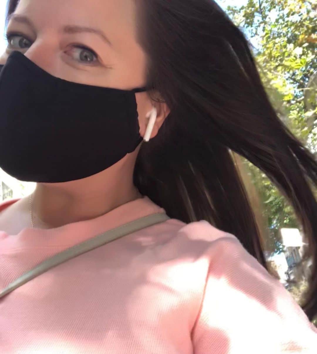 のインスタグラム：「First #haircut in a really long time. My hair is so excited it’s flying.」