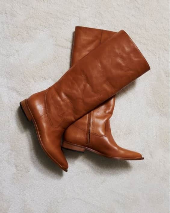 のインスタグラム：「TO ENHANCE MY WALK OF THE DAY AND SUIT WITH MY TOUCH ME BAG !⁣ ⁣ photo - @ecoutecherie⁣ ⁣ #barbarabui #fw20 #camelboots」