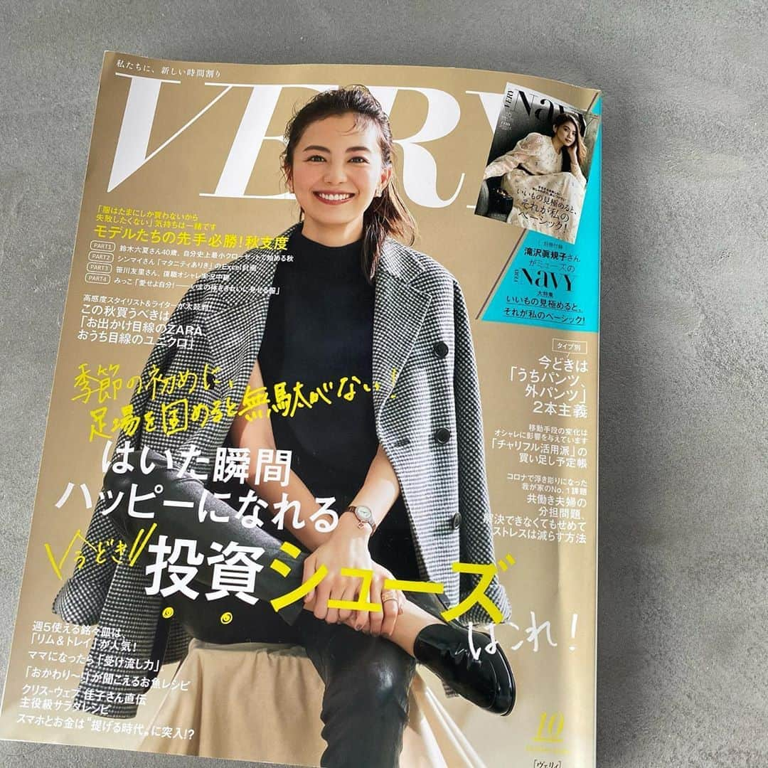 高橋志津奈さんのインスタグラム写真 - (高橋志津奈Instagram)「9月ももう終わり、びっくり10月がやってきた。 . 次の号がそろそろ刷り上がってきちゃうので😅10月号のお仕事のおさらい。 . 炎天下の中爽やかな笑顔で撮影させてくれて　@reina_asami ちゃんには本当脱帽✨可愛くて気持ちのいいカットが撮れました。 . ２枚目は　@milaowen_official の売れ筋をご紹介。ニットパンツのセットアップが新鮮。 . ３枚目はみんな大好きな　@zara  @uniqlo を素敵に着こなしてもらいました。 . 次は　@verystore_jp 。やっと季節が追いついてきたので、今すぐ着れるものが増えてきたはず。要チェックです！ . @milaowen_official の魅力をみっこちゃんが着てくれて可愛く見せてくれています😊秋のベーシック更新に役立つはず。 . ストレッチの入ったダウンもご紹介。車でいちいち脱がなくてもいいって、送り迎えが多いママたちに嬉しいので要チェック！ . 他にも盛り沢山。今月は珍しい家電のページも担当。冷蔵庫があまりに収納しやすそうで魅力的でした！ . 最後はネックレスの重ね付けで少し出させていただきました。 . 是非次の号が出る前に読んでみていただけたら嬉しいです😆 . #mywork」10月1日 4時12分 - shizunan