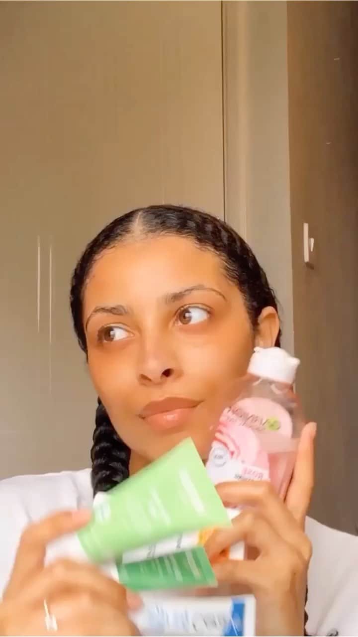 Weledaのインスタグラム：「Skincare session with Skin Food Light & Skin Food Lip Butter! ✨💚 @Nicholekhxn」