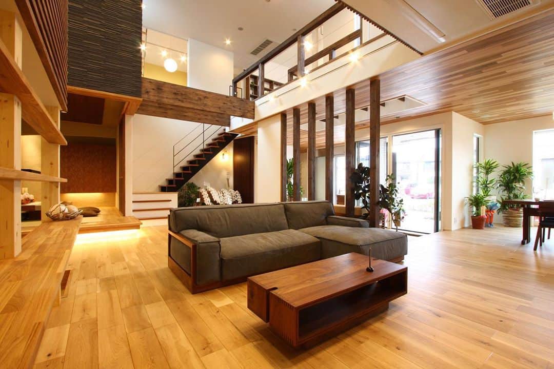 京都建物さんのインスタグラム写真 - (京都建物Instagram)「解放感が広がる家の中で家族の気配を感じつつプライベートが保たれる。﻿ 異素材を贅沢に組み合わせた意匠性の高い内装です✨﻿ ﻿ ﻿ さらに「ZEH住宅」「耐震性にも安心の構造」と、性能面でも快適性・安全性を兼ね備えます👌﻿ ﻿ 京都建物ならではの﻿ “オーダー設計+ロハスを感じる家づくり”﻿ ♪✨﻿ ﻿ 京都建物では、お打ち合わせを重ねながら、﻿ お客様一組一組の生活動線に合わせて様々なご提案を致します。﻿ あなたの家が世界で一番素敵な場所であるために。﻿ 京都建物が“理想のあなたの家づくり”をサポート致します！﻿ ﻿ まずは、お気軽に京都建物モデルハウス・コンセプトハウスへお越しください♪﻿ きっと、家づくりのヒントが見つかる有意義な時間が過ごせるはずです！﻿ ﻿ あなたのお越しをお待ちしております♪﻿ ﻿ ﻿ ギャラリーページはホームページから チェック頂けます◎﻿ ■トップページのURLをクリック■﻿ ﻿ 【あなたの家それは世界で一番素敵な場所】﻿ ---------------------﻿ more phots...👉@kyototatemono_﻿ ---------------------﻿ ﻿ 地震に強く、夏は涼しく、冬は暖かくて住み心地の良い、おしゃれな #マイホーム を建てたい！﻿ 今の住まいを自分の好みに建て替えたい！﻿ そんな方は、ぜひ#京都建物　にご相談下さい ↓プロフィール欄からHPに移動できます。﻿ ---------------------﻿ @kyototatemono_﻿ ---------------------﻿ ﻿ お家のあれこれ住まいづくりの﻿ ヒントはこちらで随時更新中❗﻿ ↓↓↓﻿ ----------------------﻿ @_kyototatemono_﻿ ----------------------﻿ ﻿ #京都建物 ﻿ #京都建物株式会社﻿ #注文住宅 ﻿ #自由設計 ﻿ #京都新築﻿ #宇治新築﻿ #京都工務店﻿ #宇治工務店﻿ #京田辺新築 ﻿ #城陽新築﻿ #宇治分譲地﻿ #新築分譲地﻿ #宇治市﻿ #リビングインテリア﻿ #おしゃれなリビング﻿ #新築 ﻿ #新築一戸建て ﻿ #アイアン﻿ #工務店 ﻿ #マイホーム計画﻿ #ソファ﻿ #インテリア﻿ #パントリー﻿ #土間﻿ #桃山六地蔵住宅展示場﻿ #京都分譲地 ﻿ #京都ランチ﻿ #京都グルメ」10月1日 9時42分 - kyototatemono_