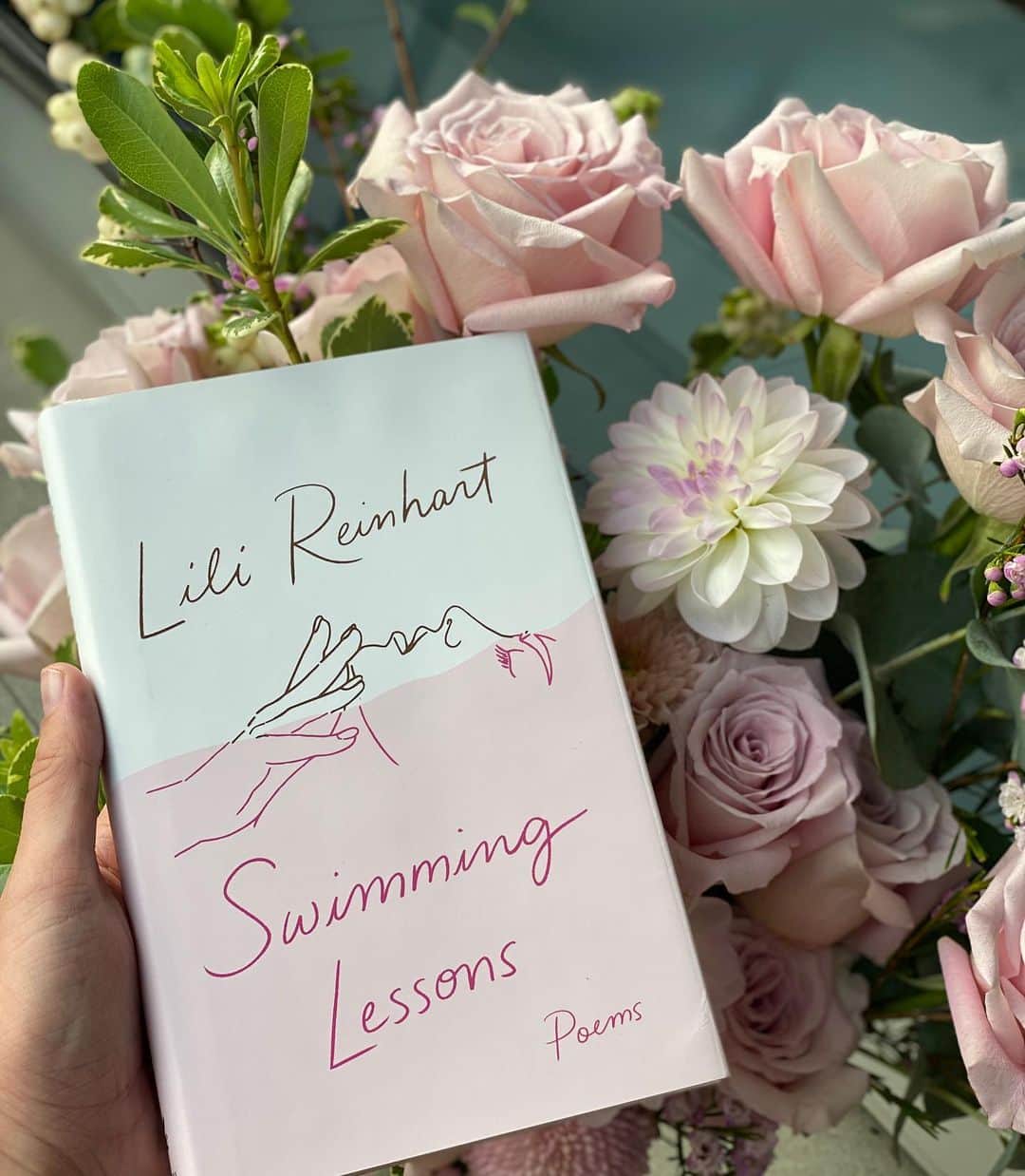リリ・ラインハルトのインスタグラム：「My heart is happy. Thank you to everyone who has read my book— I hope it brings you comfort and inspires you to create 🌸」