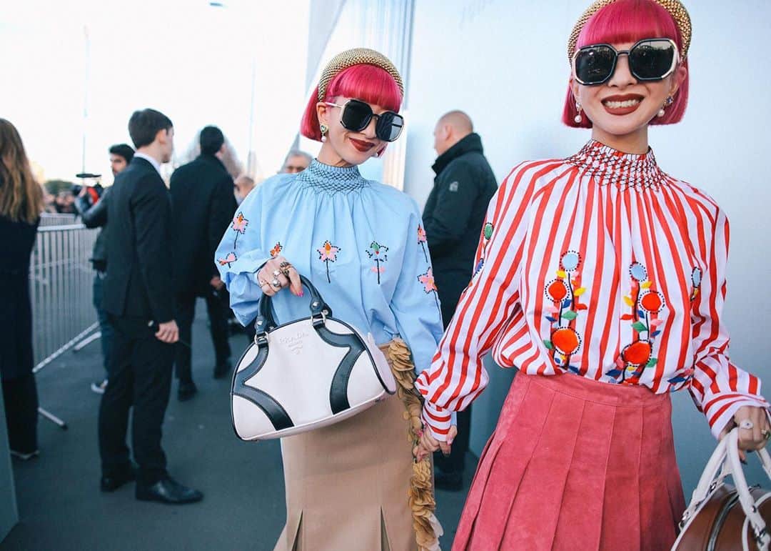 Nordstromさんのインスタグラム写真 - (NordstromInstagram)「FASHION WEEK FAVORITES: Vogue Fashion Photographer Phil Oh (@mrstreetpeeper) is celebrating Milan Fashion Week with us by sharing some of his iconic images. He told us: “I like how stylistically diverse Milan fashion week is.  There are brands for party girls, high school art teachers, trophy wives, law firm partners and work-from-home nomads.” Swipe through here before heading to stories to see his designer edit. Caroline Issa (@carolineissa) Aya & Ami (@amixxamiaya & @ayaxxamiaya) in Prada Giovanna Battaglia (@giovannaengelbert) in Dolce & Gabbana ASAP Rocky (@asaprocky) in Gucci  Soo Joo Park (@soojmooj) in Prada Gilda Ambrosio (@gildaambrosio) Hanne-Gaby Odiele (@hannegabysees) in Marni」10月1日 9時44分 - nordstrom