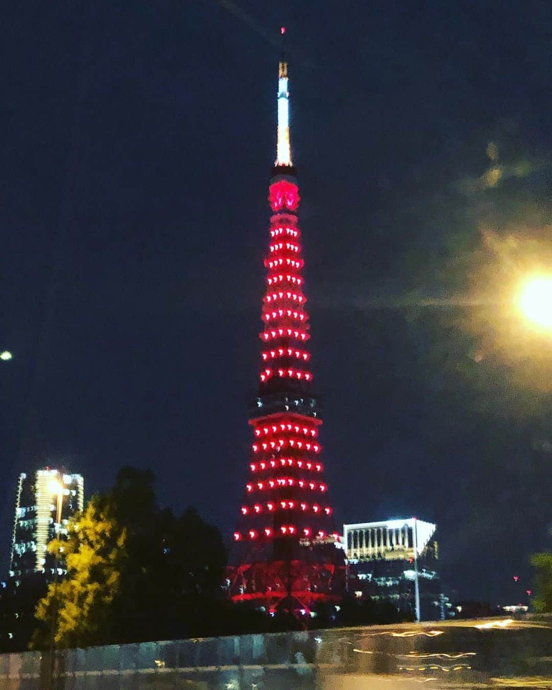 松阪ゆうきのインスタグラム：「昨日の東京タワー🗼は あまり見た事のない色だったな☺️  今日から10月 今年もあと3か月だ。  10月7日新曲 『遥かな人よ』発売します^ ^ 岐阜路をテーマにした叙情歌です。  中々キャンペーンも出来ませんが、 お近くのCD💿ショップやAmazon等で 宜しければお買い求めお願い致します🤲  がんばろ😌  #東京タワー #10月 #新曲 #遥かな人よ #10月7日発売」