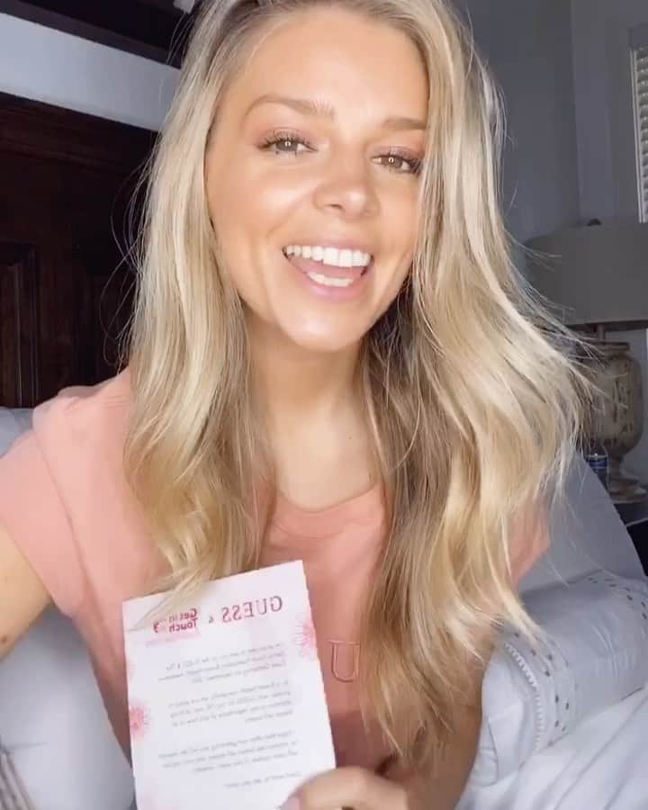 ダニエル・クヌッドソンのインスタグラム：「In honor of Breast Cancer Awareness Month,💞 @getintouchfoundation is a nonprofit organization that has partnered with @guess to help bring awareness and raise money, @getintouchfoundation mission is to educate everyone on how to do a breast self-exam and keep them simple, appropriate and routine. #breasthealthawareness  #donate #guess #breasthealth #getintouchfoundation #spreadawareness #guessgirl #support」