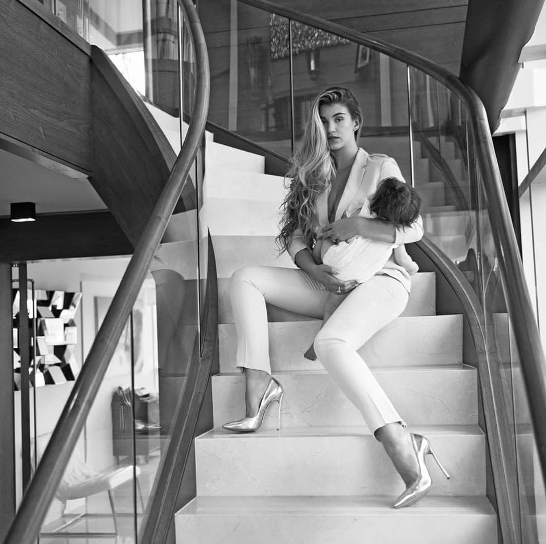 エイミー・ウィラートンのインスタグラム：「Thank goodness Dem went to sleep so Mummy could serve it 👠    @samaramorrisphotographer #morrisandmothers」