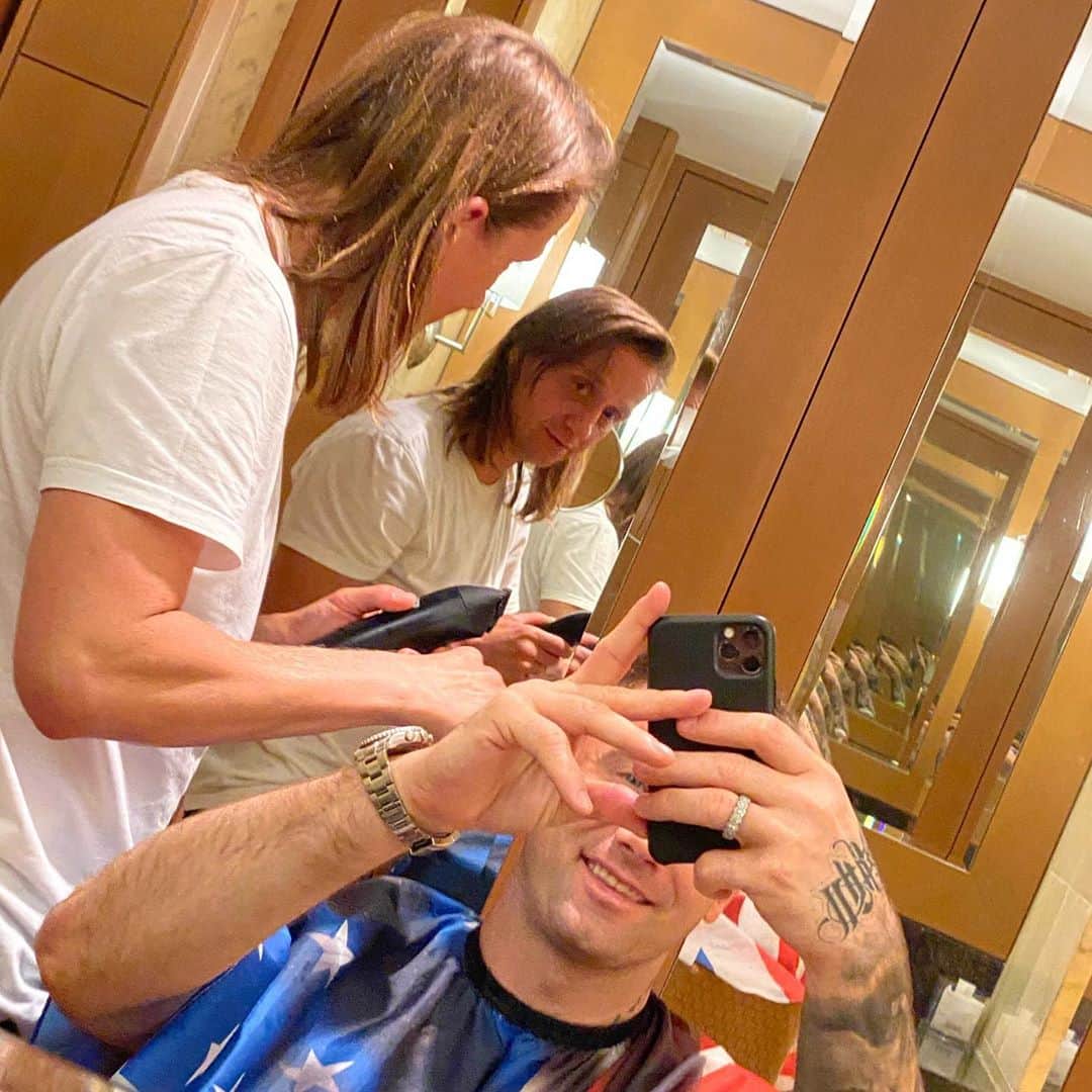 アルトゥール・ボルツさんのインスタグラム写真 - (アルトゥール・ボルツInstagram)「Mistrzowskie cięcie od Maestro @irekwyszynski 💪🏼😁  #haircut #boruc」10月1日 4時17分 - arturboruc