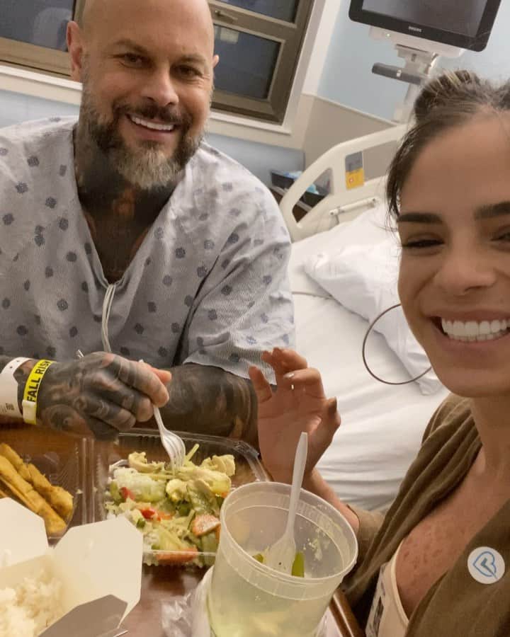 Michelle Lewinのインスタグラム：「Primero que nada quiero agradecer a cada uno de ustedes por sus mensajes y las oraciones que me mandan por mensajes privados. Los leo y rezo junto con ustedes.   ¡Jimmy sigue mejorando! Los médicos dicen que si sigue cómo va, se está considerando la posibilidad de terminar su recuperación en la casa, hasta que sus órganos se regeneren completamente para planificar la cirugía cardiotorácica y reparar el aneurisma.   Esto para mi ha sido muy fuerte, me siento muy inestable emocionalmente, sin entender absolutamente nada. Hay días buenos y no tan buenos. En todos estos días me he aferrado a Dios, y le he pedido que  me guíe por que me he sentido perdida y sin rumbo.   Es muy irónico sentir que a veces se tiene que pasar estos tipos de situaciones para despertar, reflexionar y darte cuenta de muchas cosas. He aprendido mucho en estos 20 días.   Aprendí que todos somos tan vulnerables y muchas veces olvidamos eso, porque nos sentimos fuertes y saludables.  Entendí que, mientras tu ser querido aún respire, no puedes perder la FÉ, sin importar lo que te digan las personas a tu alrededor. Tú déjaselo a Dios, porque solo él tiene el poder absoluto de cambiar la situación.   Aprendí que los milagros SI EXISTEN cuando le hablas a Dios con FÉ,  con amor.   Por último, aprendí que en los momentos duros, nos damos cuenta de quien nos aprecia de verdad, como TODOS USTEDES.  Se que todavía no ha pasado la tormenta, pero mi FÉ me mantiene en pie y positiva. Jimmy se encuentra hoy un poco edematizado sobre todo en piernas, por lo que colocaron diurético IV. Pero cuenta los días para salir del hospital y venir a casa.  Valores de hoy: en verde los que llegaron a normal ✅  ⭐Sodio: NORMAL 137 (VN 135-145)✅ ⭐Bilirrubina: de 3,2 a 3 (VN 0.1 -1,2)⚠️ ⭐AST: igual en 90 (VN 10 -34)⚠️ ⭐ALT: de 191 a 175 (VN 5 -60) ⚠️ ⭐Glucosa: en 94 (menos de 100)✅ ⭐Creatinina: 1.50 igual (VN 0,7-1,3)⚠️ ⭐BUN: 29 (VN 6 a 20 mg/dL)⚠️ ⭐Amonia: 110 a 42 (VN 15 a 45 µ/dL)✅ ⭐PTT: en 31 (VN 25 a 35seg).✅ ⭐INR(TP): 1.39 (VN 0,9 a 1,3) ✅ ⭐PLAQUETAS: NORMALES 280 mil ✅  ⭐Hemoglobina 11 ✅ ⭐Magnesio en 1,7 normal borderline (VN 1.7 a 2.2 mg/dl)✅  ¡En nombre de Dios! Sigamos rezando!」