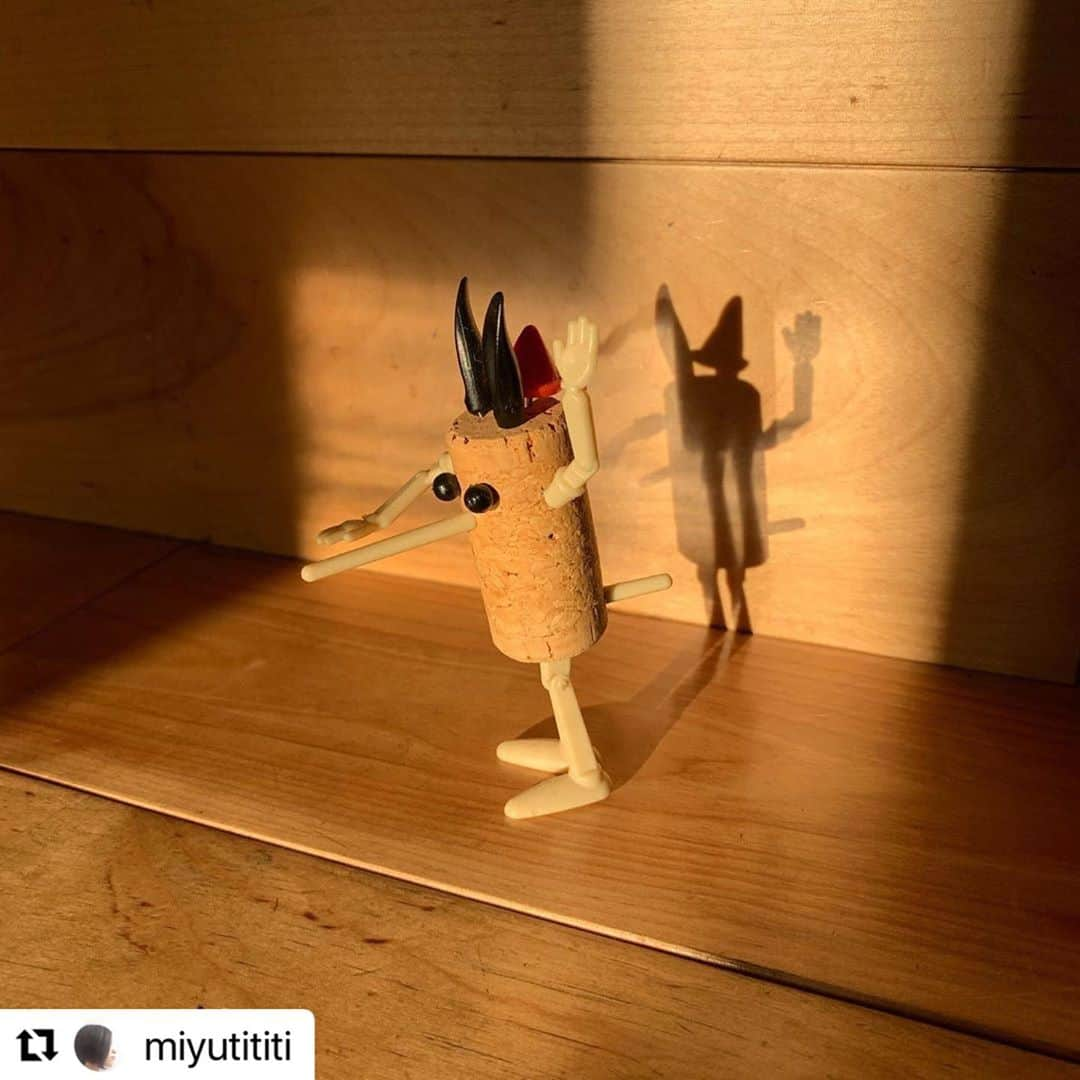 mori_no_tsukueさんのインスタグラム写真 - (mori_no_tsukueInstagram)「さあ10月♎️❣️ #Repost @miyutititi with @make_repost ・・・ 9月バイバーイ☆ 10月さんヨロシク!  #9月lastday #明日から10月 #あっというまの2020 #コルク人形 #なんか可愛い #哀愁 #癒し #autumn」10月1日 4時24分 - mori_no_tsukue