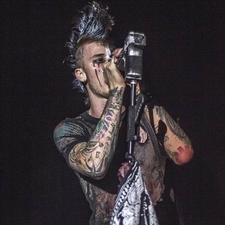 Young Gunnerさんのインスタグラム写真 - (Young GunnerInstagram)「throwback circa 2012-2015 ... been doin this. COMMENT IF I SHOULD BRING THE MOHAWK BACK 🤘🏼 #TicketsToMyDownfall」10月1日 4時25分 - machinegunkelly