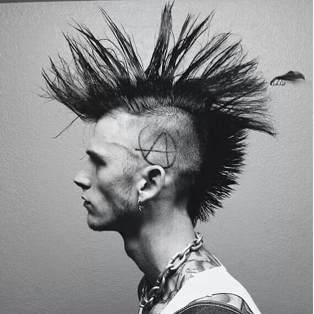 Young Gunnerさんのインスタグラム写真 - (Young GunnerInstagram)「throwback circa 2012-2015 ... been doin this. COMMENT IF I SHOULD BRING THE MOHAWK BACK 🤘🏼 #TicketsToMyDownfall」10月1日 4時25分 - machinegunkelly