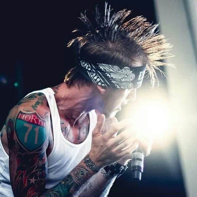 Young Gunnerさんのインスタグラム写真 - (Young GunnerInstagram)「throwback circa 2012-2015 ... been doin this. COMMENT IF I SHOULD BRING THE MOHAWK BACK 🤘🏼 #TicketsToMyDownfall」10月1日 4時25分 - machinegunkelly