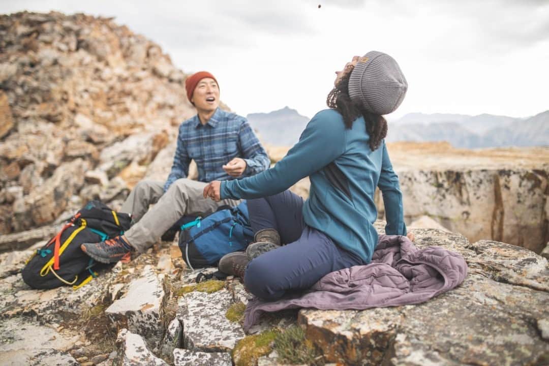 マウンテンハードウェアのインスタグラム：「Snack tricks are cool, but can you do this with your down jacket without risking injury? Stretchdown jackets use a densely woven, abrasion- and tear-resistant material blend that holds up to contact with your environment. Photo: @dscottclarkphoto.」