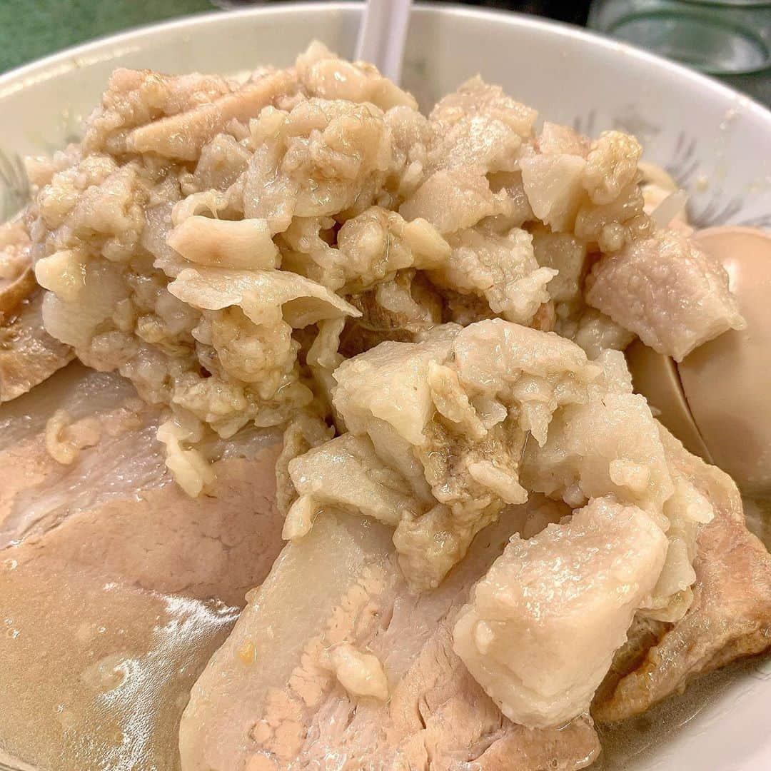 吉川ちかさんのインスタグラム写真 - (吉川ちかInstagram)「ラーメン二郎🥺💓 小滝橋通り店に行きました！ . ヤサイ少なめ、ニンニク、背脂カタマリ、煮卵とチャーシュートッピング‼️ うん…見た目パンチ効いてる🤣💓 . 量がやばかったから 食べれるか不安でしたが完食！ ニンニクが効いたしょっぱいスープと太麺がたまらん🤤💕 . ラーメン二郎ハマりそう❕ 私以外、全員メンズしかいなかったからびっくりした🤣💓 . #二郎系ラーメン #ラーメン二郎#ラーメン二郎小滝橋通り店 #ラーメン#ニンニク#チャーシュー#こってり#美味しかった#高カロリー」10月1日 4時35分 - yoshikawachika_1116