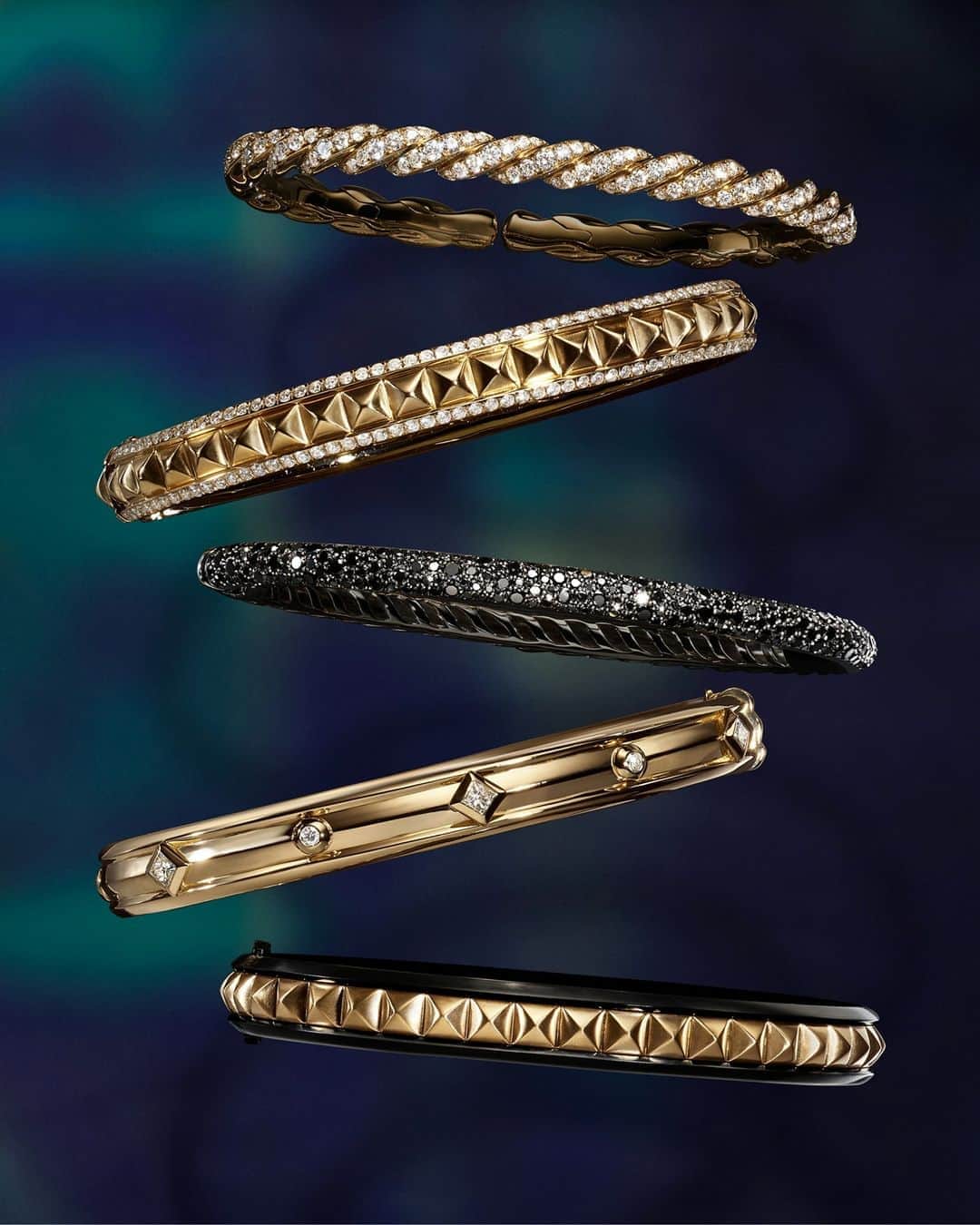 デビッドヤーマンのインスタグラム：「Opposites attract. Layer classic and modern bracelets, juxtaposing luminous gold with black diamonds and titanium. #DavidYurman」