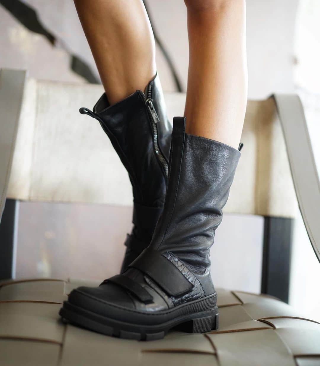 エンリーベグリンのインスタグラム：「Black boots for my daily life. #black #combatboots #henrybeguelin」