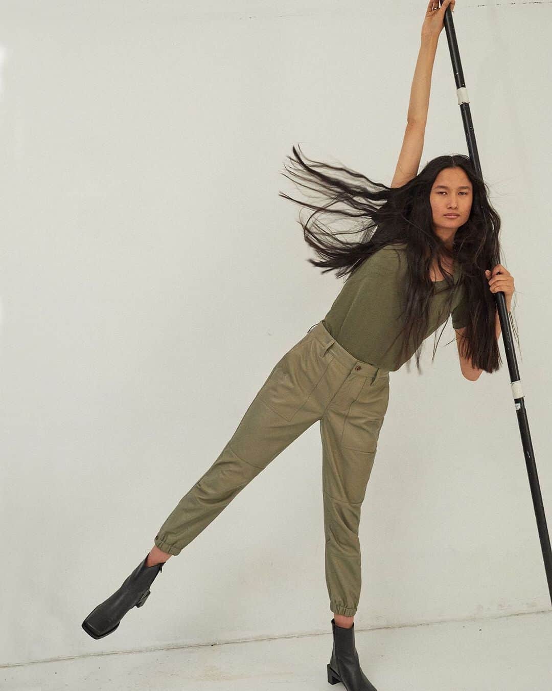 カレントエリオットのインスタグラム：「relaxed in fit and cropped at the ankles for a classically cool utility look, you’ll love living in these pants / meet the weslan via the link in our bio」