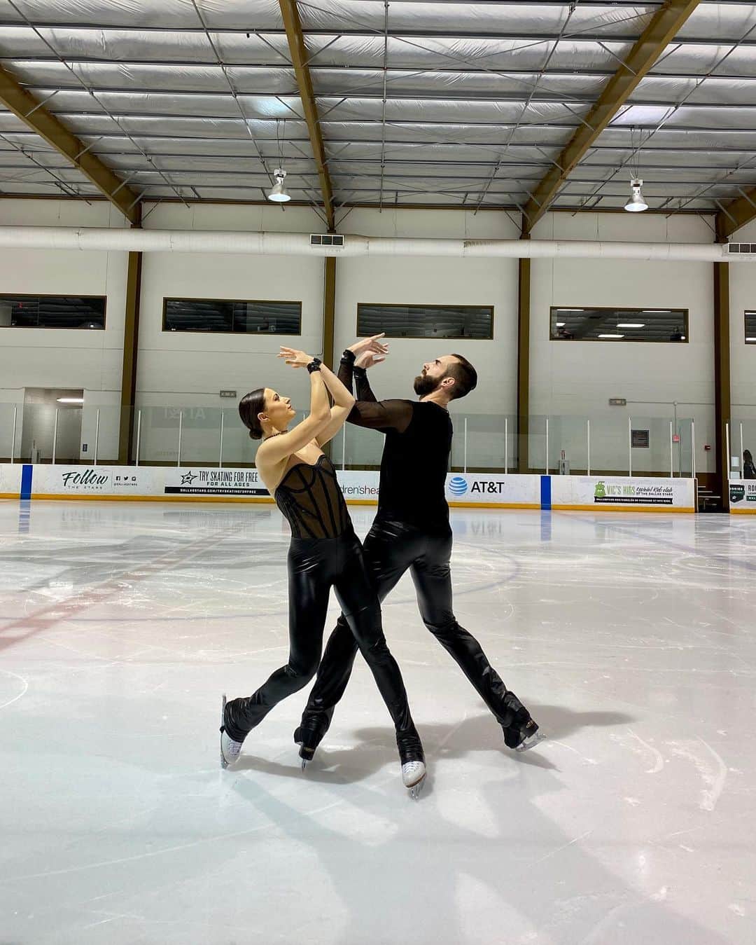 アシュリー・ケインのインスタグラム：「“We hope that our program this year will bring you great “pleather”!” - Timothy LeDuc   Short Program: “Never Tear Us Apart” by Bishop Briggs @thatgirlbishop & choreographed by Pasquale Carmerlengo @pasquale_camerlengo  Outfits by @denysefrey」