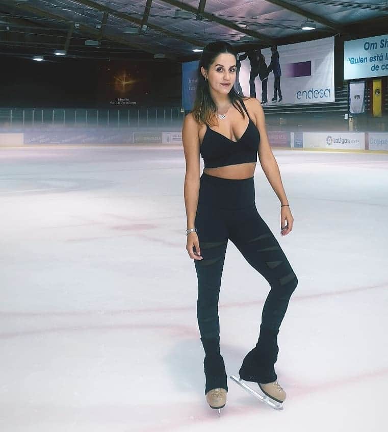 ソニア・ラフエンテのインスタグラム：「Keep it cool ❄️ . . .  #ice #skating #sweat #fitness #patinaje #hielo #madrid #practice #photo」