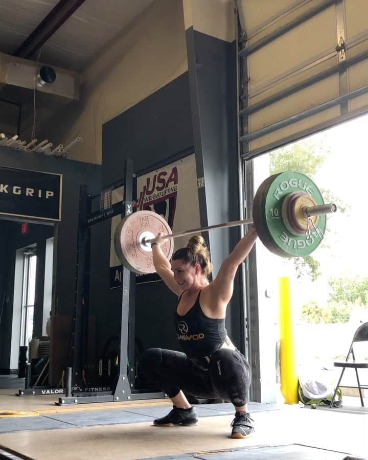 マッティ・ロジャーズのインスタグラム：「A good ol “kill or be killed wednesday”! Feeling absolutely roasted from Monday’s sessions still, but @aimees2cents says give your balls a tug, so I GAVE MY BALLS A TUG. Definitely not my most excellent movement, BUT sometimes you gotta get a little gritty (especially on Wednesday’s). Some snatch doubles with 1 minute rest and a smaller version of my CJ complex (finally🥺) @ 103/125. One more session tonight then a FAT rest day tomorrow.  @roguefitness @romwod @2poodperformance」