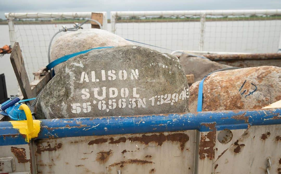 ファイン・フレンジーのインスタグラム：「In the UK, vulnerable areas of supposedly protected waters have been regularly trawled by industrial vessels, ripping up everything in their path without any care of the damage it’s causing. The government says Dogger Bank in the North Sea is in an unfavorable state, but little has been done about it. So my bold friends at @greenpeace created a plan to protect 47 square miles of marine habitat by dropping inert natural boulders into the sea. Their positions have been marked and notified so boats will know where not to go. I am thrilled to have my name on one of them, my enormous rock-shaped middle finger to the destructive fishing industry. If we keep taking everything out of the sea, one day it will all be gone. No fish, no dolphins, no sharks, no starfish, no coral. We can’t continue taking the way we do without giving back, letting nature rest and replenish. Thank you @greenpeace for being so brave and taking such tough action!」