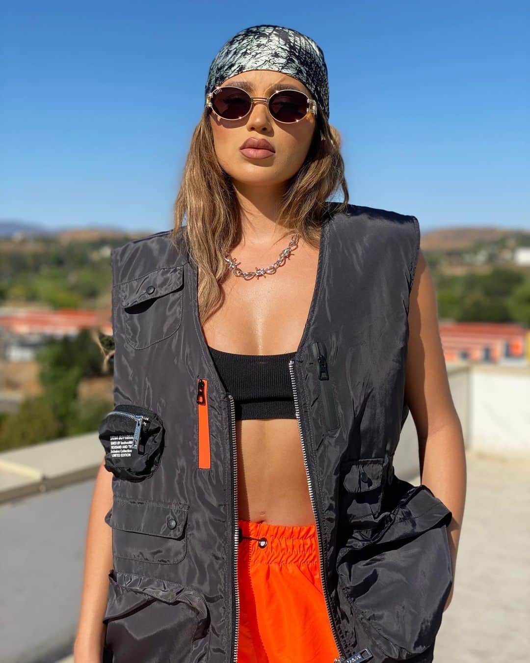 Val Mercadoのインスタグラム：「Likkle mama 🧡✨@boohoomanofficial x @burnaboygram #ad」