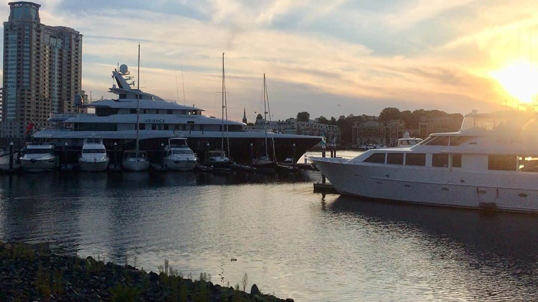 ラリー・ギリアード・Jrさんのインスタグラム写真 - (ラリー・ギリアード・JrInstagram)「“I like , Big, Boats and I cannot lie, etc etc etc.” Found this beauty parked in the Baltimore Inner Harbor. If anyone’s interested, it charters for only $600,000 dollars a WEEK! I’m down to go in with 599,000 others. Who’s with me?! Haha! @luxurymasters_ @luxurylifestyleyachts @insaneyachts @theyachtguy @theyachtgame @yoursuperyacht @yachtlife.one @theyachtlifeinc @legendaryyachts @superyachtsworldwide #highmaintenance #yachtlife #starstruck」10月1日 5時26分 - thereallgjr