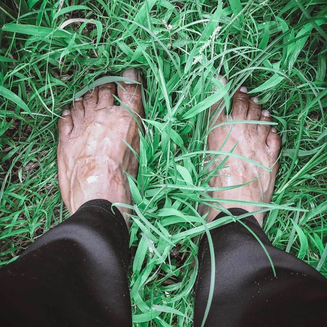 ノバク・ジョコビッチさんのインスタグラム写真 - (ノバク・ジョコビッチInstagram)「Bare feet on the grass comfort the spirit and connects the body to the earth all at once. It’s always the right time to do it. For tennis players particularly after practice or match. Grounding yourselves is super important. Уземљење је изузетно важно,поготово у овим “модерним” временима када смо разним вештачким материјалима,које носимо на стопалима, одвојени од Мајке Земље. Увек је добар тренутак бити бос на трави а за тенисере поготово након тренинга и мечева.」10月1日 5時28分 - djokernole