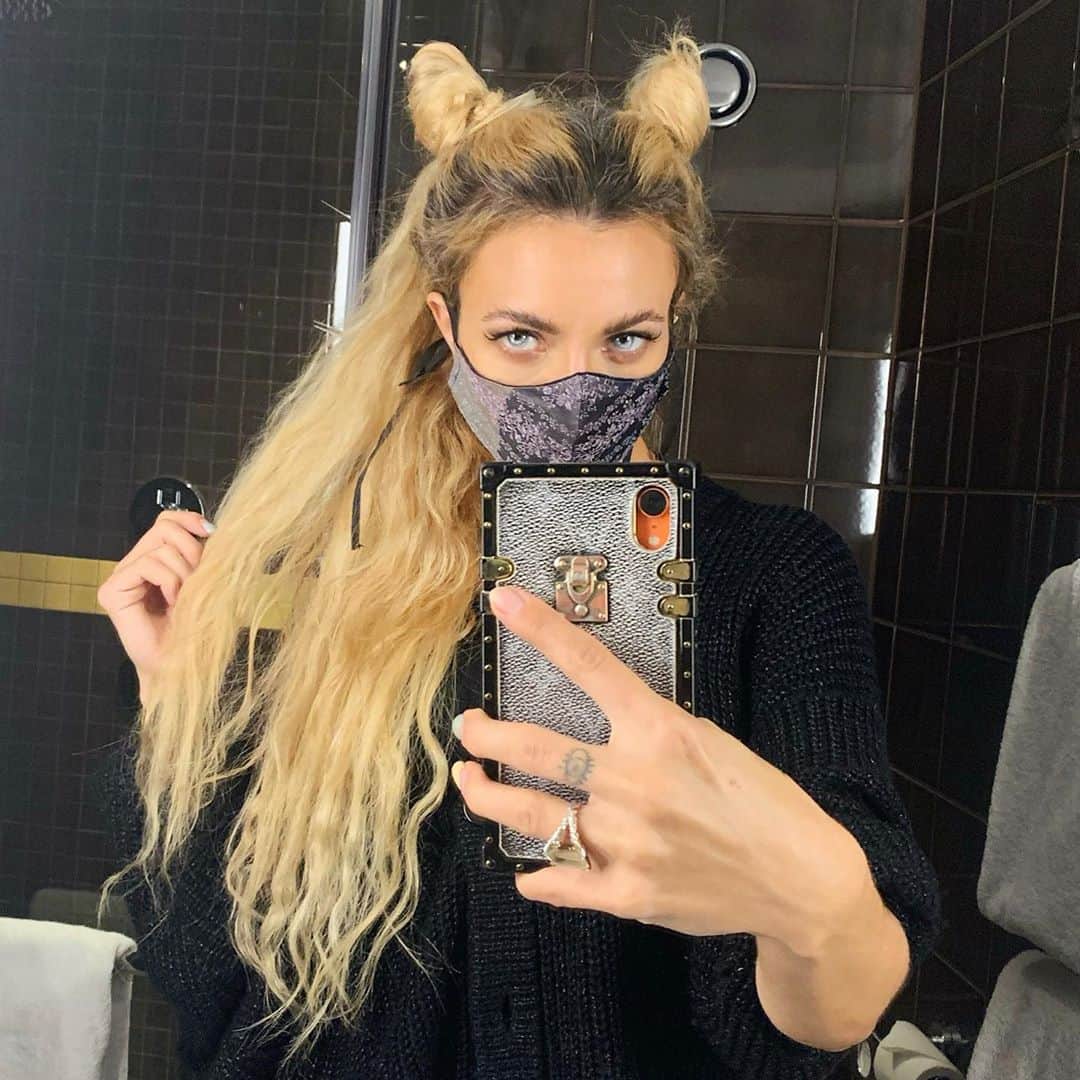 ターラのインスタグラム：「People say celebrities look different in real life. But I saw her yesterday and she looked exactly like she does in the movies! Swipe for proof ✨🧝‍♀️」