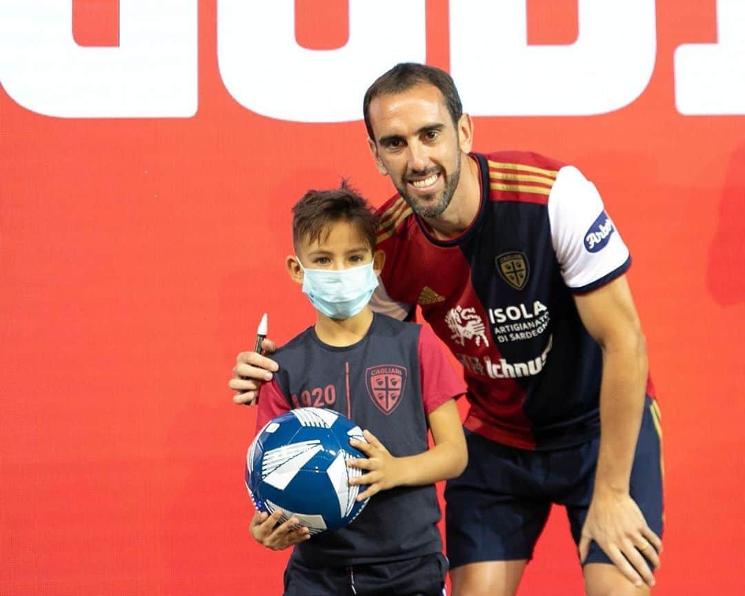 ディエゴ・ゴディンさんのインスタグラム写真 - (ディエゴ・ゴディンInstagram)「Muy feliz tras mi presentación con el @cagliaricalcio. Gracias a mi familia, al club y a todos los aficionados que han podido acercarse para darme su cariño. Ha sido un día muy especial!!  Molto felice dopo la presentazione col @cagliaricalcio. Grazie alla mia famiglia, alla società e ai tifosi che sono venuti per dimostrarmi il loro affetto. È stato un giorno molto speciale!!   #forzacasteddu」10月1日 5時38分 - diegogodin