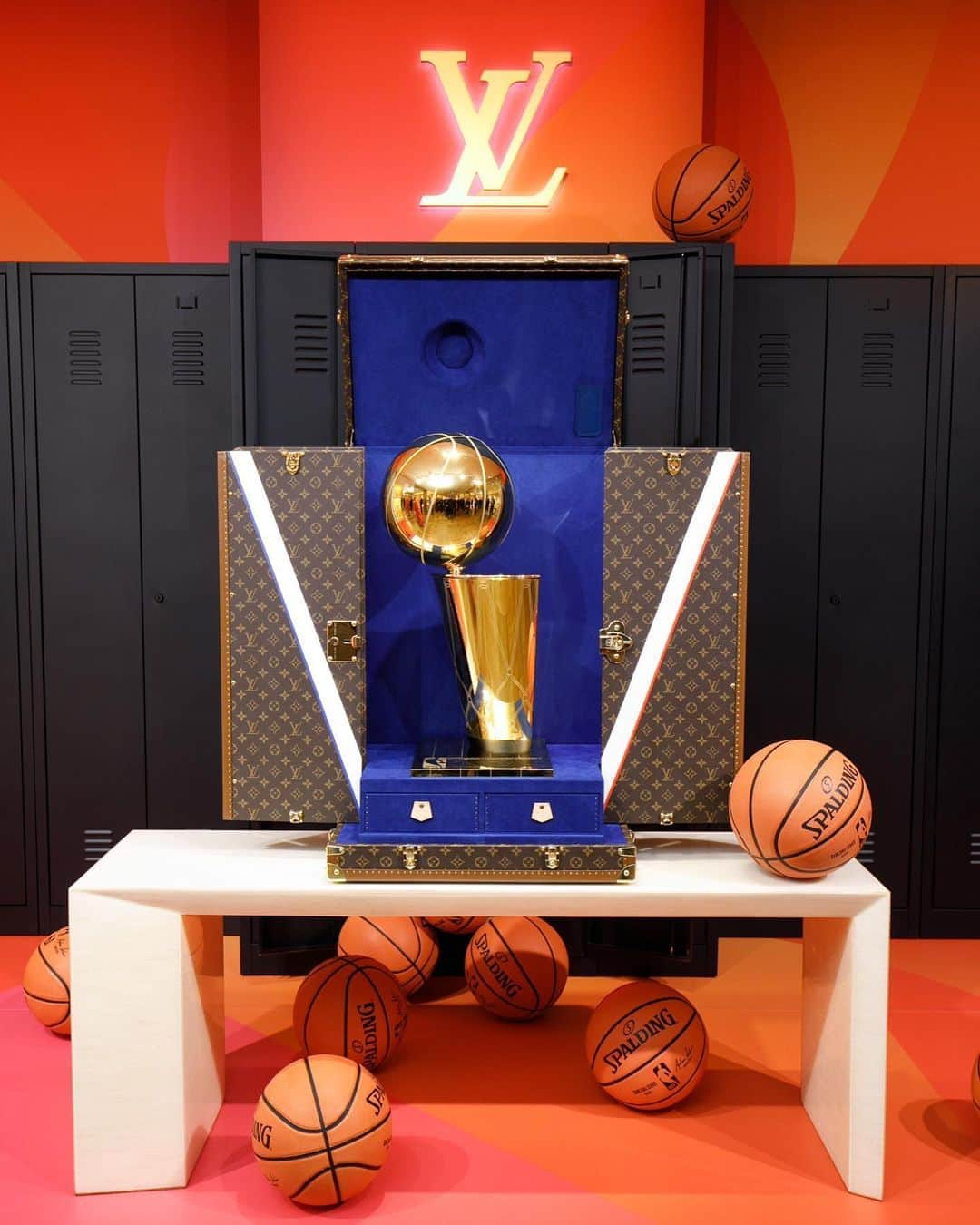 NBAさんのインスタグラム写真 - (NBAInstagram)「For the first time, this year’s #LarryOBrienTrophy will be presented to the winning team in a bespoke @LouisVuitton Travel Case. The French Maison is the first Official Trophy Case provider for the NBA, which marks a new chapter in a long history of crafting custom trunks for the world’s most coveted trophies. #LVxNBA」10月1日 5時32分 - nba